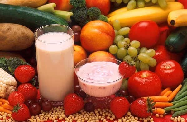 Thực phẩm chứa vitamin C: Chúng là chất chống oxy hóa đầy quyền năng. Những thực phẩm chứa nhiều vitamin C là tất cả các loại quả họ cam quýt như cam, chanh… cũng như cà chua, ớt chuông, quả kiwi, dâu tây, nho, dứa, xoài.