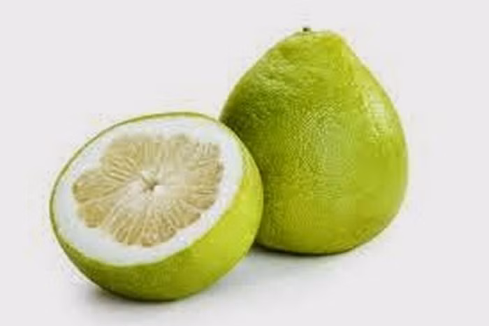 Bưởi. Lấy quả bưởi non đem thái nhỏ, phơi khô và sao vàng lên. Khi dùng, các bạn lấy khoảng 30-50g bưởi non sao khô cho vào 500 ml nước, sắc kỹ trong 30 phút, chắt lấy nước chia uống ba lần trong ngày. Bài thuốc có tác dụng làm giảm mỡ trong máu, chữa trị bệnh gan nhiễm mỡ.