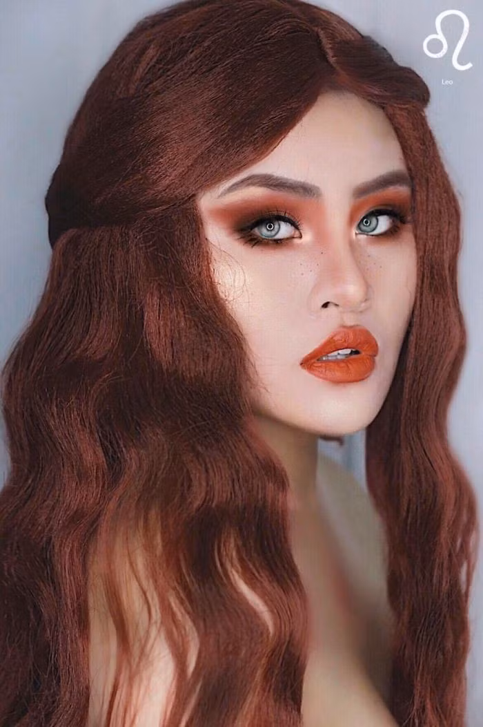 Sư Tử. Quyền lực, can đảm nhưng cũng không kém phần quyến rũ, Sư Tử phù hợp với những gam màu nổi bật như cam và đỏ cho phấn mắt hay son môi. Bạn cũng có thể phá cách hơn với eyeliner màu cam.