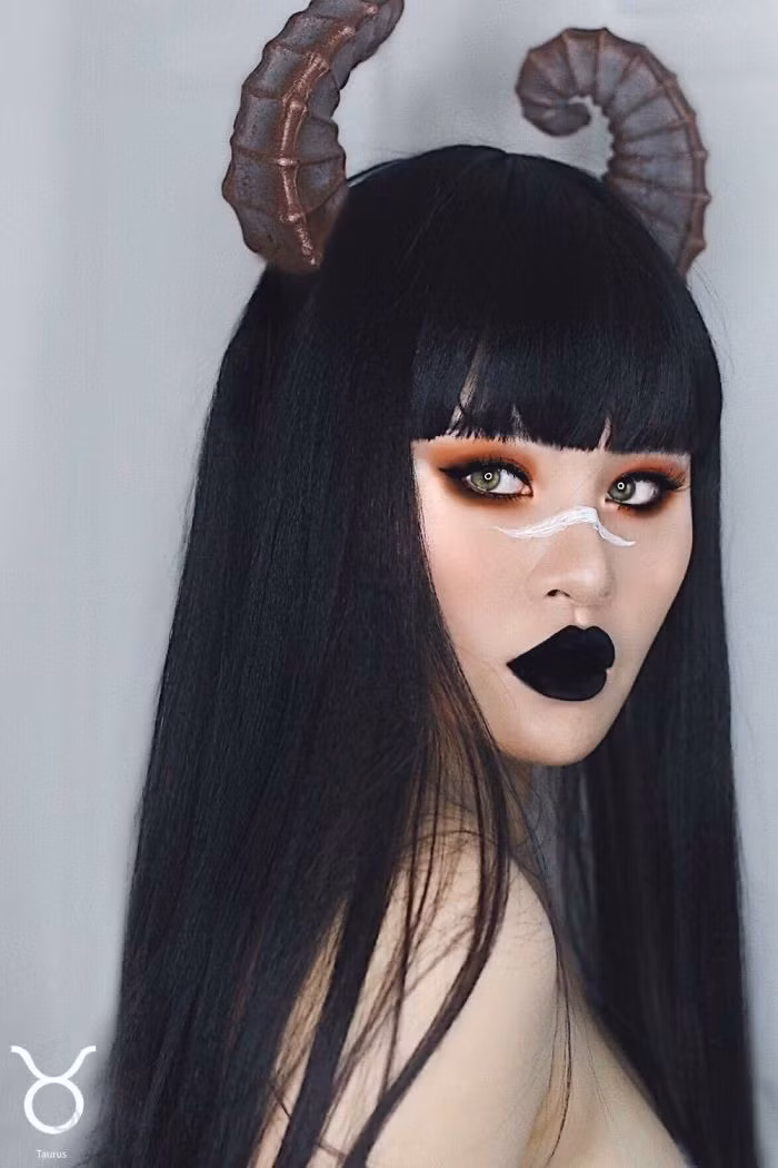 Kim Ngưu. Đặc trưng của chiếc sừng và chủ nghĩa lạnh lùng được thể hiện sắc nét qua phong cách trang điểm.