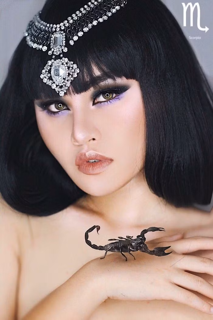 Bọ Cạp. Xinh đẹp và luôn tỏa ra sức bí ẩn đối với người đối diện, mái tóc theo kiểu Cleopatra cùng lối make up mắt đậm sẽ giúp các cô nàng Bọ Cạp phát huy sức quyến rũ.