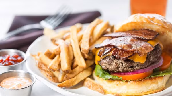1. Thực phẩm không nên ăn trước khi đi dự sự kiện. Bánh humburger hai mặt thịt xông khói và khoai tây chiên: Những món này có thể gây khó khăn cho hệ tiêu hóa. Tất cả muối natri trong thịt xông khói và khoai mặn cũng có thể làm cho bạn cảm thấy mất nước, gây ra sự mệt mỏi. Ảnh: giadinh.net.vn.