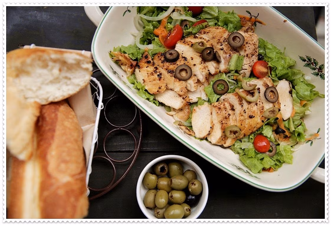 Salad gà nướng: Một đĩa salad kèm với gà nướng thực sự là một sự lựa chọn tuyệt vời vì nó cung cấp cho cơ thể bạn rất nhiều chất xơ từ rau và protein từ thịt gà. Ảnh: youtube.com.