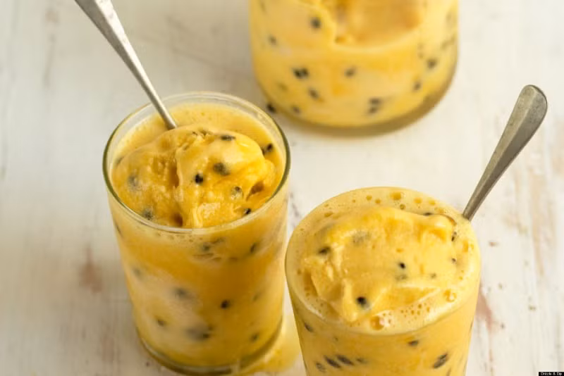 Xay đều nước cốt chanh dây cùng sữa tươi, sữa đặc và đường. Xay cho đến khi hỗn hợp này mịn là được. Đổ hỗn hợp này ra ly và thưởng thức. Ảnh: Conlatatca.vn.