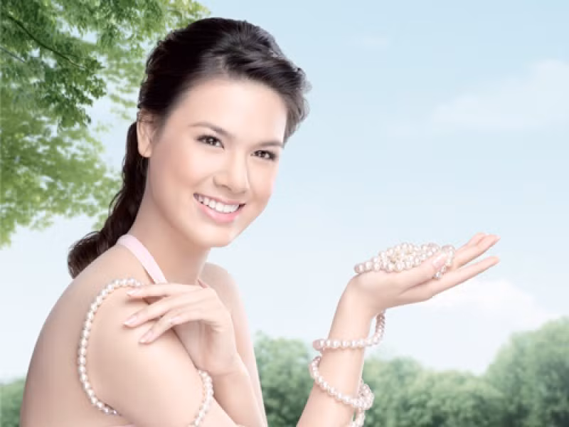 6. Giúp da tươi nhuận, mịn màng: Lá dâu và mè đen đồng lượng trộn đều (9 lần đồ, 9 lần phơi), thục địa 1kg, liên nhục 200g, tất cả tán nhỏ, trộn với mật ong hoàn viên to bằng hạt ngô, ngày uống 5g, chia làm 2 lần sáng - tối. Ảnh: eothon.vn.