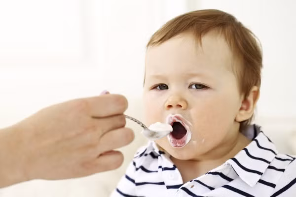 8. Cốc, thìa, chén, bột ăn dặm, cháo ăn liền… đối với trẻ từng lứa tuổi để tránh trường hợp không mua được thức ăn cho bé tại nơi du lịch hoặc mua mà không đảm bảo vệ sinh sẽ ảnh hưởng xấu tới sức khỏe của bé. Ảnh: vngender.edu.vn.