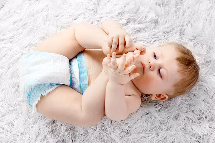4. Bỉm: Nếu con bạn còn nhỏ, còn bú mẹ, hãy mang theo bỉm cho con, tránh bé phải "đeo" bịch bỉm quá nặng dẫn tới bị nhiễm lạnh, bị hăm. Còn nếu trẻ đã lớn, ý thức được việc đi vệ sinh cũng nên đề phòng một vài chiếc quần để thay khi cần thiết. Ảnh: mekheochamcon.com.