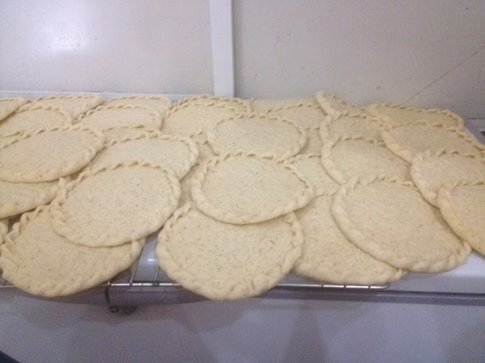 4. Bánh sung. Chuẩn bị 20 - 15 trái sung. Bột nhão để làm bánh, hoặc đế pizza tròn loại nhỏ. Đầu tiên rửa sạch sung để ráo. Mở lò cho nóng 200 độ, mở trước 10 phút, bỏ các khoanh bánh vào nướng. Ảnh: Minhworld.