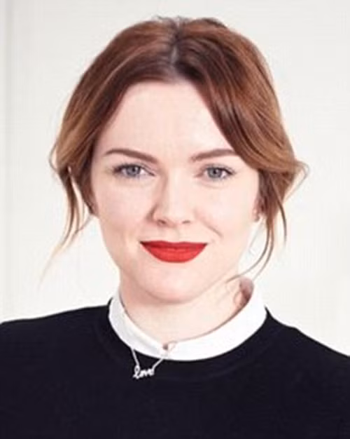 Nhà thiết kế thời trang Joanna McGarry. Nếu bạn có vết đỏ trên da, thì hãy dùng bút kẻ mắt màu trắng và chấm lên vết đỏ trước khi trang điểm. Nó tốt hơn nhiều việc dùng kem che khuyết điểm.