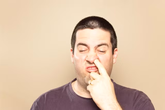 Có nhọt trong mũi: Lá đào non giã nát nhét vào mũi, mỗi ngày thay 3 lần. Ảnh: genk.vn.