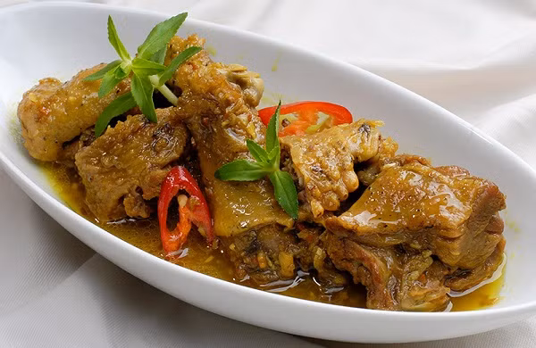Bắc nồi lên bếp, thêm 1 thìa dầu ăn. Dầu nóng già cho tỏi đã bằm nhỏ ở trên vào phi thơm. Tiếp đến cho thịt vịt đã ướp gia vị vào xào săn. Vịt săn, ngấm đều gia vị, thêm ít nước sôi vào đun nhỏ lửa đến khi nước cạn, vịt chín mềm. Nêm nếm cho vừa ăn là được. Vịt giả cầy ăn nóng cùng bún hoặc với cơm trắng rất ngon. Ảnh: giadinhvietnam.com.