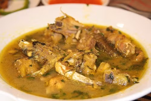 Cho nồi lên bếp phi thơm hành tỏi với 2 thìa dầu ăn rồi cho thịt gà vào cho săn lại. Sau đó đổ nước sấp mặt thịt gà, cho sả đập dập vào rồi nấu cho đến khi sôi thì vặn nhỏ lửa nấu thêm khoảng 20 phút. Khi thịt hơi mềm thì bạn nhanh tay cho măng vào nấu cùng đến khi thịt gà chín mềm, bạn nêm gia vị lại cho vừa khẩu vị rồi tắt bếp. Cho thịt gà ra đĩa thêm vài cọng ngò lên trên cho thêm phần hấp dẫn. Ảnh: amthucvietnam.edu.vn.