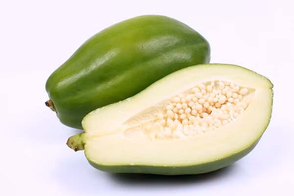 8. Dùng một ít đu đủ, mễ nhân sống 30g: Hai thứ rửa sạch cho vào nồi nhỏ, đổ vào một chén nước, để nhỏ lửa nấu cho tới khi thấy mễ nhân chín mềm thì cho vào một ít đường trắng. Dùng một thời gian dài sẽ thấy bớt hẳn chứng đau lưng. Ảnh: MomKitty.com (Thông tin trong bài chỉ mang tính chất tham khảo, trước khi sử dụng bài thuốc, vui lòng hỏi ý kiến bác sĩ).