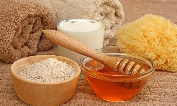 2. Phấn hoa kết hợp với bột gạo rang và mật ong. Nguyên liệu: bột gạo rang, phấn hoa và một lượng mật ong vừa đủ. Cách dùng: Trộn lẫn ba hỗn hợp trên thành một dạng đặc. Sử dụng 2 lần 1 ngày. Ảnh: cachlamdeptunhien.org.