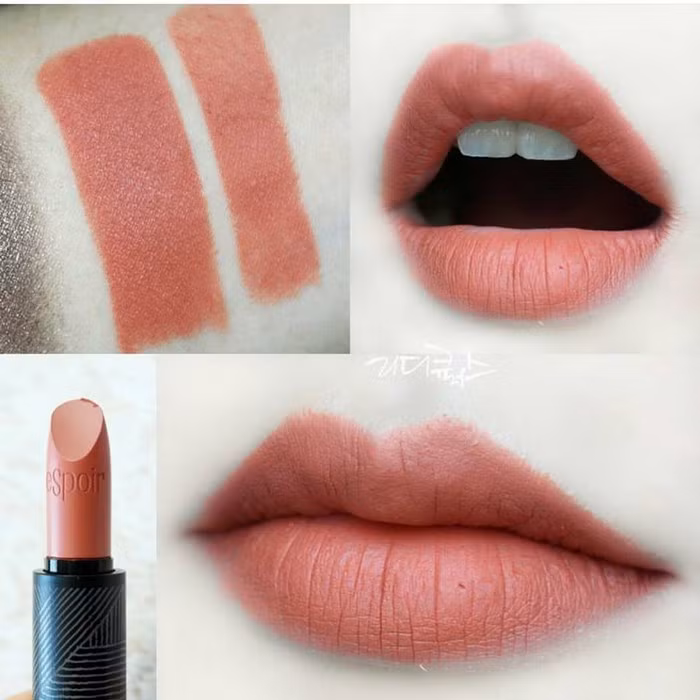 Espoir No Wear M màu Modest. Thỏi son này đã giúp Espoir vượt mặt cả những thương hiệu đình đám trên thế giới. Đầu tiên là “ngoại hình” long lanh của hộp đựng, được đựng trong hộp giấy thiết kế hoa văn sọc được dập nổi, nhìn rất đẹp và sang. Ảnh: Pose.