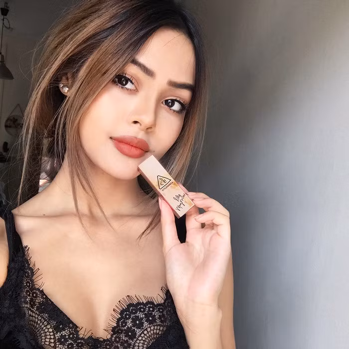 3CE x Lily Maymac màu Warm&amp;Sweet #908. Đây là cây son trong bộ sưu tập thương hiệu 3CE hợp tác với hot girl đình đám châu Á Lily Maymac. Các tín đồ làm đẹp đã bị đổ gục trước diện mạo quá đỗi long lanh của thỏi son này. Vẫn sở hữu hình dạng vuông vức đặc trưng của son thỏi 3CE nhưng được khoác lên mình lớp vỏ màu vàng hồng sáng loáng vô cùng sang chảnh. Ảnh: Ebay.
