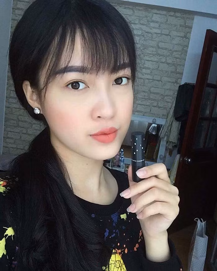 Amok Strong Fix màu số 12. Thỏi son này được săn lùng không kém 3CE Lily Laymac. Thiết kế đáng yêu với màu đen và điểm xuyết những chữ cái nhỏ nhìn xa như những chấm bi trắng. Nó là sự pha trộn hoàn hảo của 3 gam màu cam, nâu và hồng, không kén da một chút nào. Ảnh: Mỹphamxachtay.