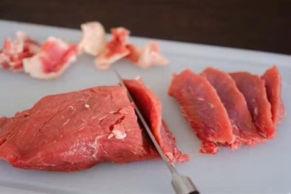 2. Thịt bò xào su su cà rốt. Nguyên liệu: Su su, cà rốt, hành tây, nấm mèo, hành, ngò, thịt bò, dầu ăn, muối, bột ngọt, tiêu, nước mắm, tỏi. Thịt bò rửa sạch cắt mỏng ướp đầu hành băm, muối, bột ngọt, tiêu, nước mắm, dầu ăn. Nấm mèo ngâm nở, su su, cà rốt gọt vỏ cắt mỏng, hành tây chẻ múi. Ảnh: Monngon.tv.