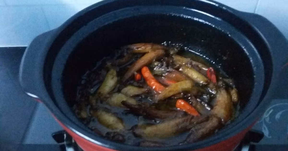 Đun đến lúc đường và cá quyện vào nhau rồi cho nước mắm vào. Tiếp tục đun đến khi cá thấm là tắt bếp. Ảnh: cookpad.com.