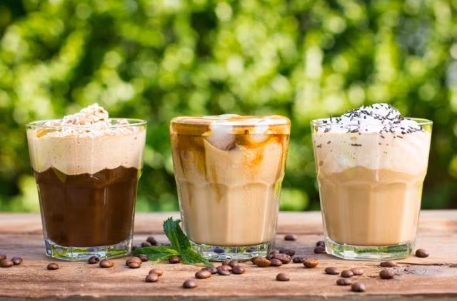 Cho siro hoặc 2 thìa canh sữa bột vào máy. Nên dùng kem vani sẽ ngon hơn. Sau khi cho tất cả các nguyên liệu trên vào máy xay, tiến hành xay với tốc độ cao, có thể thêm đá viên vào xay. Cho ra ly uống lạnh sẽ rất ngon và bổ dưỡng. Ảnh: top10website.net.
