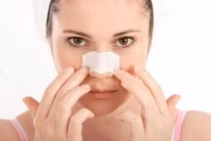 3. Trị sẹo lồi ở mũi. Bạn cạo sạch lớp vỏ bên ngoài củ gừng rồi đem giã thật nát. Hòa trộn với mật ong đến khi hòa quyện hết vào nhau. Bạn hãy rửa sạch vùng sẹo với nước ấm để loại bỏ các tạp chất rồi thoa hỗn hợp này lên. Sau đó, rửa lại bằng nước ấm. Ảnh:triseoloi.vn.