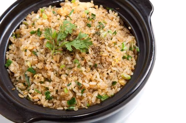Cuối cùng cho ít hành lá, tiêu vào cho thơm rồi tắt bếp. Bạn có thể ăn kèm cơm chiên cá mặn với ít nước tương cho món ăn thêm đậm đà. Ảnh: Vntrip.vn.