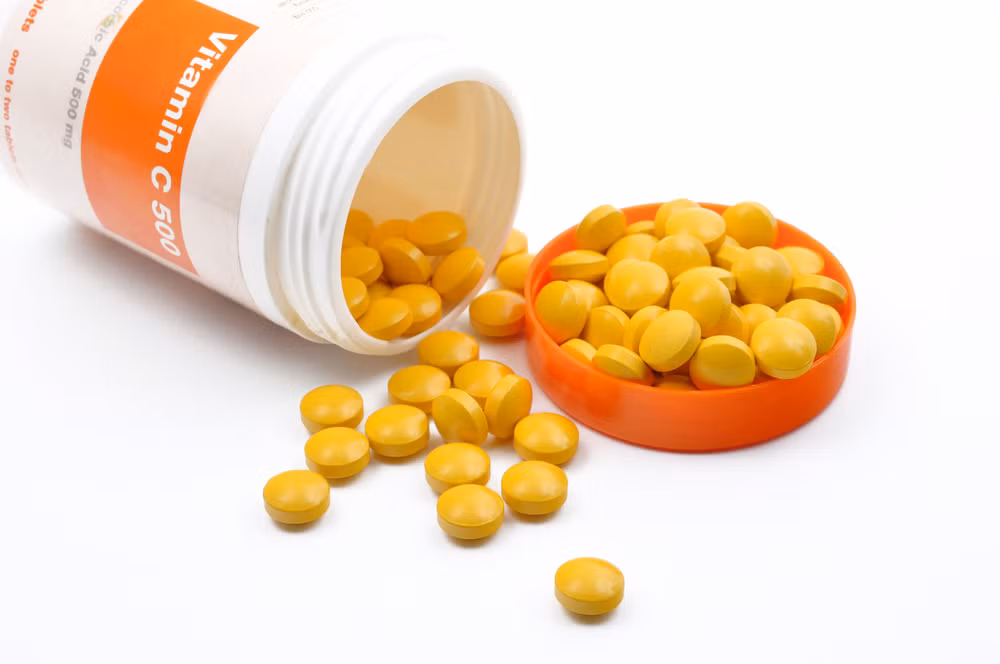 2. Vitamin C có hàm lượng chất chống oxy hóa cao, công dụng làm trẻ hóa làn da, tẩy sạch lớp tế bào chết, khắc phục vùng da không đều màu, thâm do mụn.