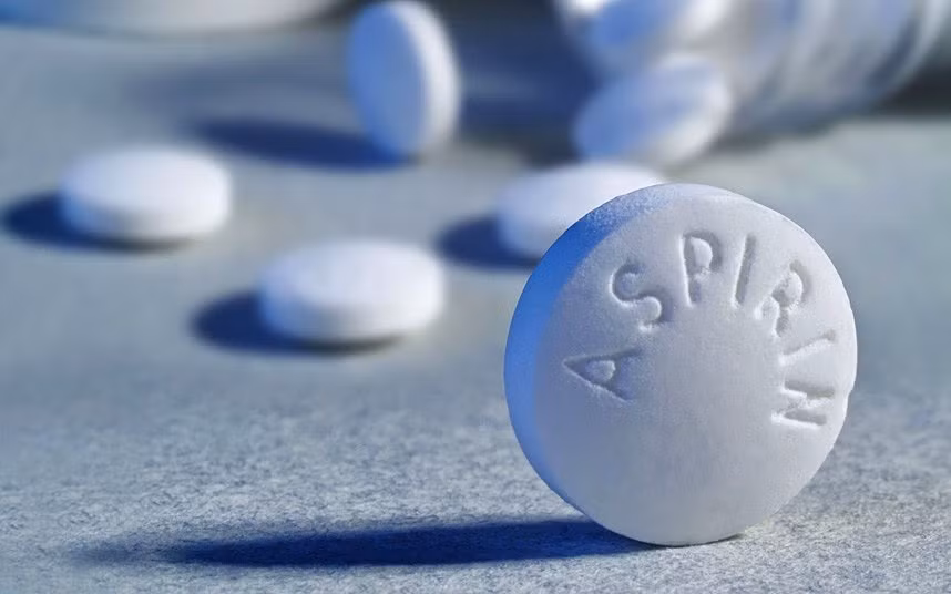 3. Viên Aspirin được xem như một loại thuốc giảm đau, tuy nhiên với thành phần axit salicylic, aspirin còn có tác dụng trong việc điều trị mụn trứng cá, làm lành vết thương, giảm sưng tấy. Ảnh: chuyengiatrimun.com.