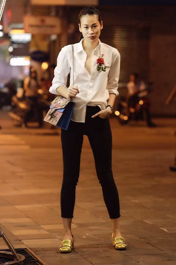 Cô nàng fashionista nổi tiếng Thanh Trúc cũng không nằm ngoài trào lưu diện mốt áo hoa hồng theo street style đường phố. Thanh Trúc làm nổi bật bộ đồ của mình bằng đôi giày nhũ vàng và thả cúc trên một cách phóng khoáng. Ảnh: Vietgiaitri.