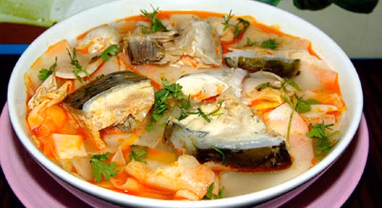 Phi thơm hành cà. Cho măng vào đảo cùng, nêm nếm hạt nêm, nước mắm vừa ăn. Đổ nước vừa ăn, đun sôi rồi thả cá đã ướp vào. Đun canh cá cho sôi trở lại rồi rắc hành lá, thì là vào và tắt bếp. Ảnh: tuanlocseafood.vn.