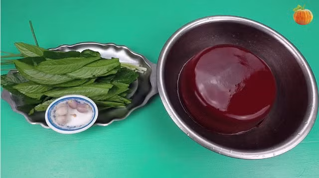5. Canh tiết xào lá xương sông. Nguyên liệu: Tiết lợn, xương sông, hành hoa, hành khô, dầu ăn, gia vị. Tiết đông cắt thành các miếng khoảng nửa bàn tay. Đun sôi 1 lít nước, cho tiết vào luộc chín. Hành khô thái lát mỏng. Hành hoa nhặt rửa sạch thái nhỏ. Ảnh: bingofood.net.