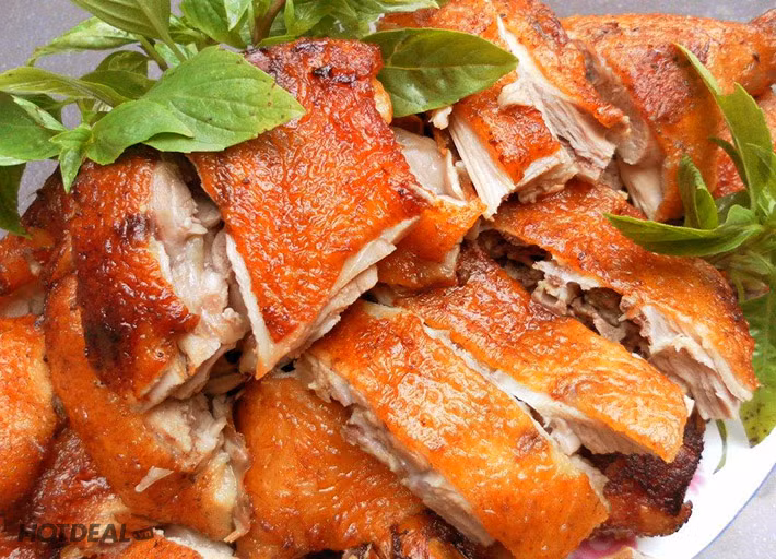 Phi thơm dầu phộng với tỏi rồi cho hỗn hợp gia vị trên vào xào chín, nhồi gia vị vào bụng vịt, khâu kín bụng vịt lại và quay (nướng) trên than hồng. Phải thường xuyên quết phần hỗn hợp gia vị còn lại lên mình vịt và để lửa than vừa phải. Khi thấy vịt chuyển sang màu vàng nâu là vịt đã chín. Ảnh: hotdeal.vn.