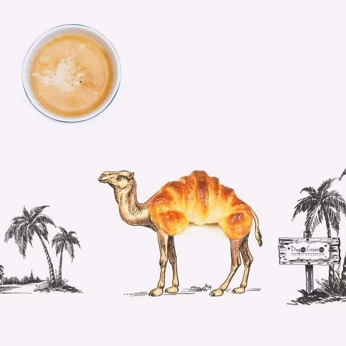 Chú lạc đà đứng dưới ánh mặt trời được tạo thành từ bánh mì và caramen.