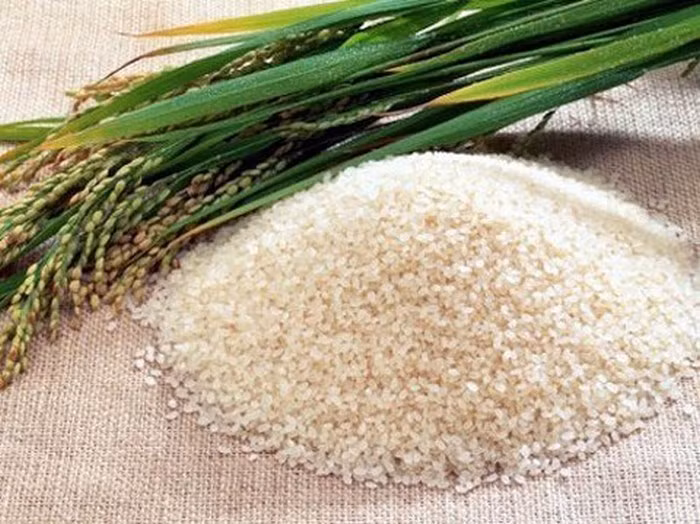 Gạo nếp và hoài sơn. Ngâm gạo nếp trong một đem sau đó để ráo nước rồi đem sao thơm. Hoài sơn sao vàng. Sau đó đem cả 2 nguyên liệu nghiền thành bột rồi dùng khuấy với nước sôi để uống. Bạn có thể cho thêm đường và hạt tiêu vào làm tăng hương vị và dễ ăn hơn. Dùng món ăn bài thuốc vào mỗi buổi sáng với lượng khoảng 20 – 30g. Ảnh: Tienphong.