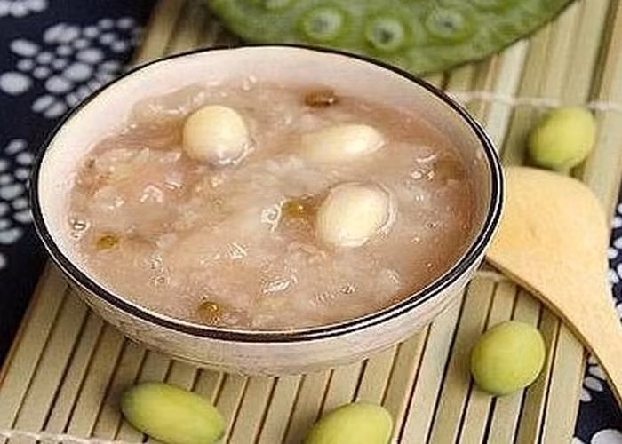 Quả vải, hoài sơn. Dùng cùi quả vải khô 50g, sơn dược, hạt sen mỗi thứ 20g trộn đều và cho vào 100g gạo tẻ nấu cháo ăn dần. Ảnh: Gocnoitro.