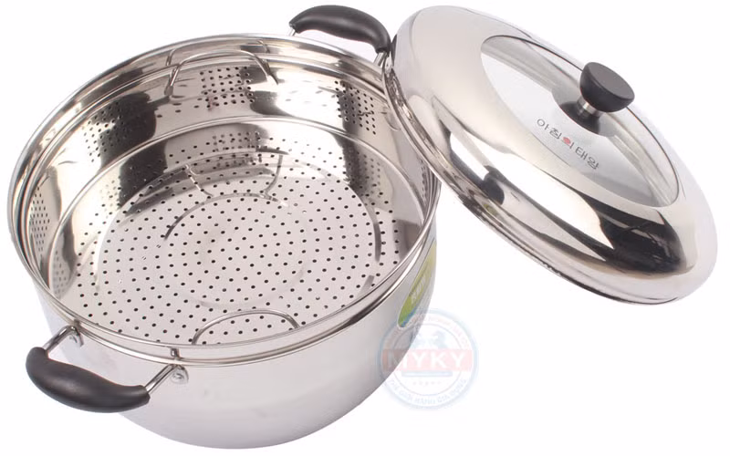 2. Mực hấp sả bằng xửng hấp. Nguyên liệu: Mực tươi, sả, ớt, hành lá, hạt nêm, đường, nước mắm, gừng, ớt bột. Ướp mực cùng với 1 thìa cà phê đường, 1 thìa nhỏ hạt nêm và 1 thìa cà phê nước mắm trong khoảng 15 phút cho thấm đều gia vị. Ảnh: myky.com.vn.