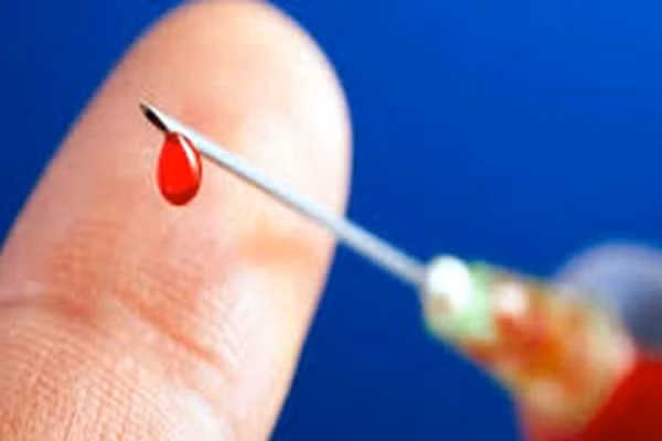 Chồng xuất hiện kịp thời cứu tôi thoát khỏi mũi tiêm chứa máu HIV Chong xuat hien kip thoi cuu toi thoat khoi mui tiem chua mau HIV