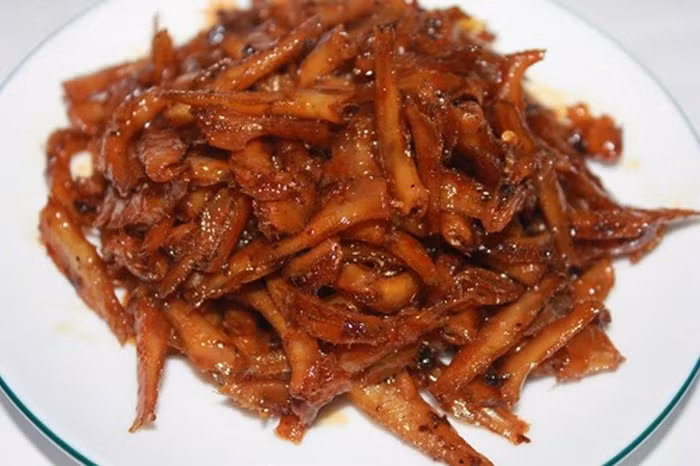 Trộn hỗn hợp nước mắm, chanh, tỏi, đường, mỳ chính vào với nhau. Bắc chảo lên bếp, cho nhiều dầu ăn, để đến khi dầu nóng già thì cho cá vào, để nhỏ lửa cho cá vàng và giòn. Đổ hỗn hợp nước mắm đã pha ở trên vào chảo, đảo đều thêm 3-5 phút cho tỏi thơm và gia vị ngấm vào cá. Món ăn từ cá khô này thích hợp khi ăn nóng cùng với cơm. Ảnh: Amthuc5chau.