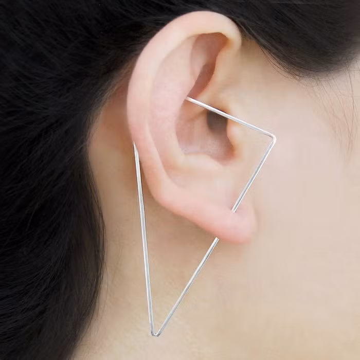 Những đôi khuyên tai này được dựa trên ý tưởng của nhà thiết kế Otis Jaxon. Những mảnh khuyên tai được làm hoàn toàn thủ công vì thế đòi hỏi sự tỉ mỉ.