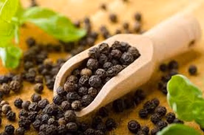 Tiêu đen làm giảm đau nhức do mụn nhọt sưng tấy. Người Ấn Độ rất thường hay dùng tiêu đen xay thành bột trộn cùng với sữa chua không đường và bôi lên vị trí mụn nhọn để làm giảm đau. Ảnh: Dacsancotu.