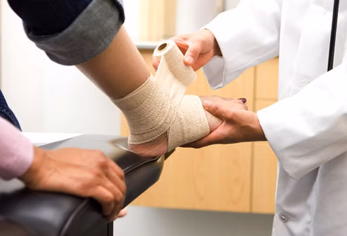 Hành tây trị đau xương khớp. Người bị đau xương khớp có thể dùng củ hành tây bóc vỏ, bổ múi cau nhỏ rồi cho vào lọ thủy tinh đổ ngập rượu vang (hoặc rượu nho). Khoảng 1 tuần lấy ra uống, mỗi lần khoảng 50ml trong 3-5 ngày. Ảnh: Thoibao.