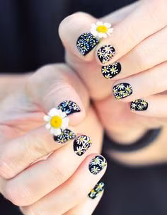 11. Unicorn Mani: Tạo hình móng tay vui nhộn mà đơn giản sẽ "đánh lạc hướng" của người khác, khiến họ không còn để ý đến khuôn móng ngắn của bạn nữa. Ảnh: Pinterest.co.uk.