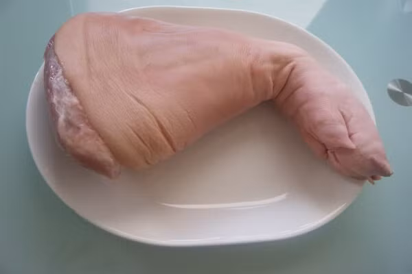3. Chân giò kho riềng sả. Nguyên liệu: Chân giò, riềng sả, mẻ, mắm tôm, hành tím, hạt nêm, hành khô, ớt tươi, tương ớt, đường, dầu hào, nước mắm. Rau sống ăn kèm, dưa chuột. Ảnh: monngon.tv.