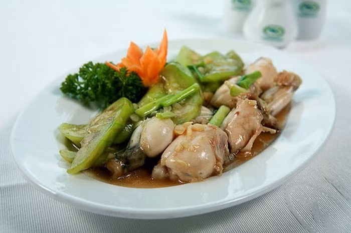 Ếch xào mướp. Ếch sơ chế sạch, lấy phần thịt đùi băm nhỏ hoặc hấp chín gỡ lấy thịt. Mướp chọn phần ngoài bỏ lõi vì khi xào sẽ ra nhiều nước, băm/thái nhỏ tùy độ ăn thô của con. Phi thơm hành cho ếch vào xào qua xúc ra bát. Xào mướp gần chín thì cho thịt ếch vào, thêm nếm gia vị, cho con ăn nóng. Ảnh: Vietq.