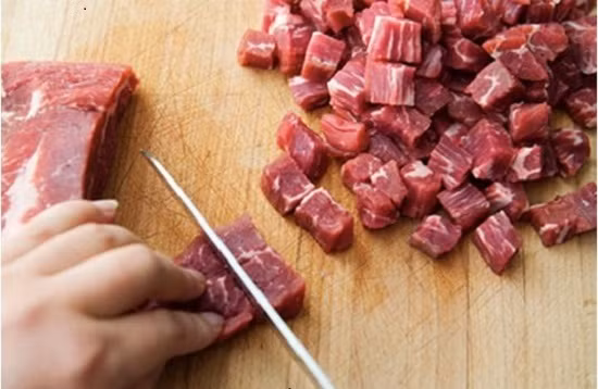 4. Thịt bò kho Coca Cola. Nguyên liệu: Bắp bò, tiêu, hoa hồi, hành lá, bột thì là, mè trắng, hạt rau mùi, tiêu, gừng, tỏi, nước tương, ngũ vị hương, ớt bột, coca cola, thanh quế. Thịt thăn bò rửa sạch cắt miếng to. Gói hoa hồi, hạt tiêu đỏ, hạt tiêu, thanh quế và hạt rau mùi vào túi lưới. Tiếp tục cho thịt bò vào nồi, đổ ngập nước, rồi cho thêm gừng lát, tỏi, đầu hành trắng, hạt tiêu, túi lưới gia vị vào cùng, đun sôi 20 phút. Ảnh: toinayangi.vn.