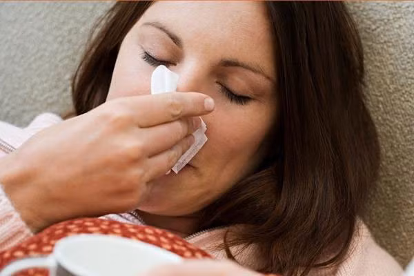 Chữa chảy máu cam: Rau má giã nhỏ, vắt lấy nước, uống mỗi ngày 2 - 3 lần trong 5 ngày liền. Ảnh: tuyentaphay.com.