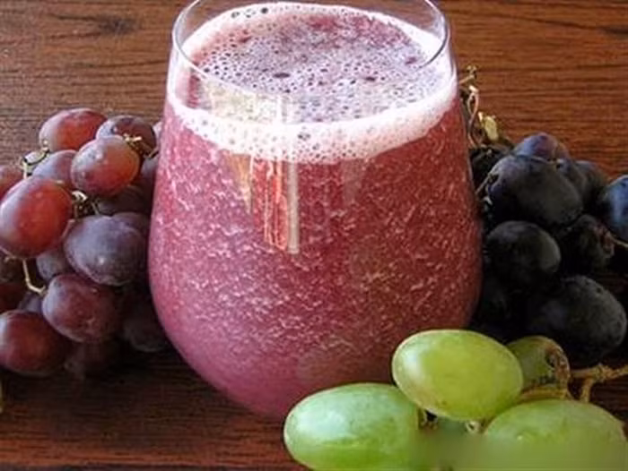 Trong nho cũng có nhiều hàm lượng vitamin, ngăn ngừa hiện tượng xệ ngực hay biến dạng ngực. Dùng sinh tố này chỉ một thời gian ngắn thôi vòng 1 của bạn sẽ được cải thiện đáng kể. Ảnh: Goclamdep.