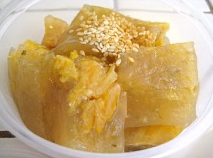 Chuẩn bị khuôn và thoa ít dầu ăn để bánh không bị dính. Cho hỗn hợp trên vào khuôn. Tiếp đó đặt khuôn bánh vào nồi hấp khoảng 35-45 phút. Bánh chuối hấp chín là khi bạn nhìn thấy bột trong, đông lại, xăm vào thử mà không thấy bị dính là được. Sau đó bạn tắt bếp lấy bánh ra, để nguội rồi mới lấy ra khỏi khuôn. Đây là một trong những món ăn dặm cho bé rất bổ dưỡng thơm ngon. Ảnh: Niemdamme.