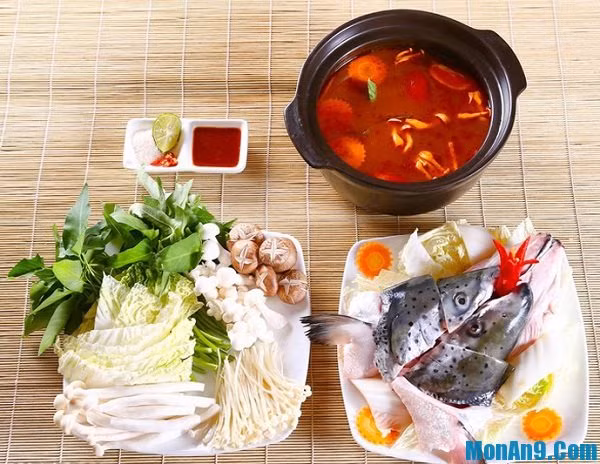 Phi thơm hành tỏi cho đầu và đuôi cá vào chiên sơ, tiếp đến là cho nước mắm, tiêu vừa ngấm vào cá là tắt bếp, cho vào xoong nước lẩu nấu để lấy vị ngọt của cá. Thả thêm vào nồi: cà chua, hành tây, chanh, cần tàu. Cho thêm vào nước lẩu ớt, hành lá. Thưởng thức cùng bún, rau ăn kèm. Ảnh: monan9.com.