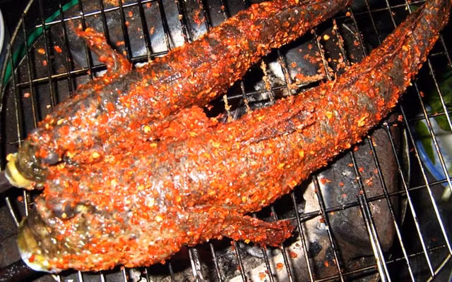 Bọc cá trong lá sen, sau đó bọc thêm một lớp giấy nhôm ở bên ngoài. Nướng cá trong lò vi sóng hoặc lò than, trong khoảng 20-30 phút là cá sẽ chín. Ảnh: Topplus.vn.